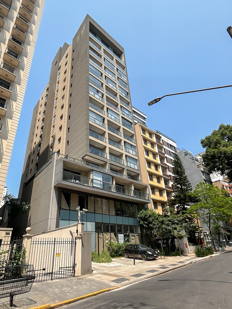 Reformado, com Piscina e Sauna na Bela Cintra