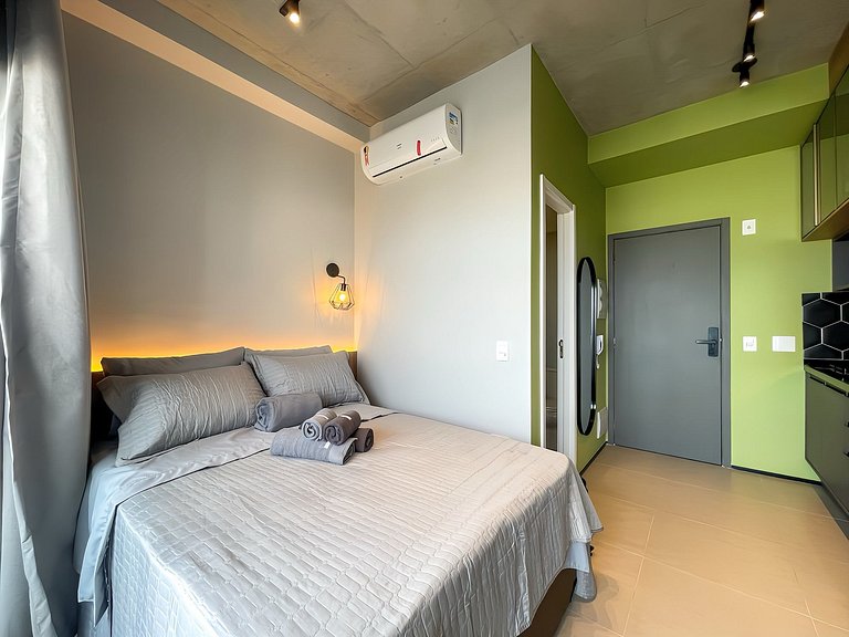 Swimming pool and rooftop in Paraiso, paid parking available