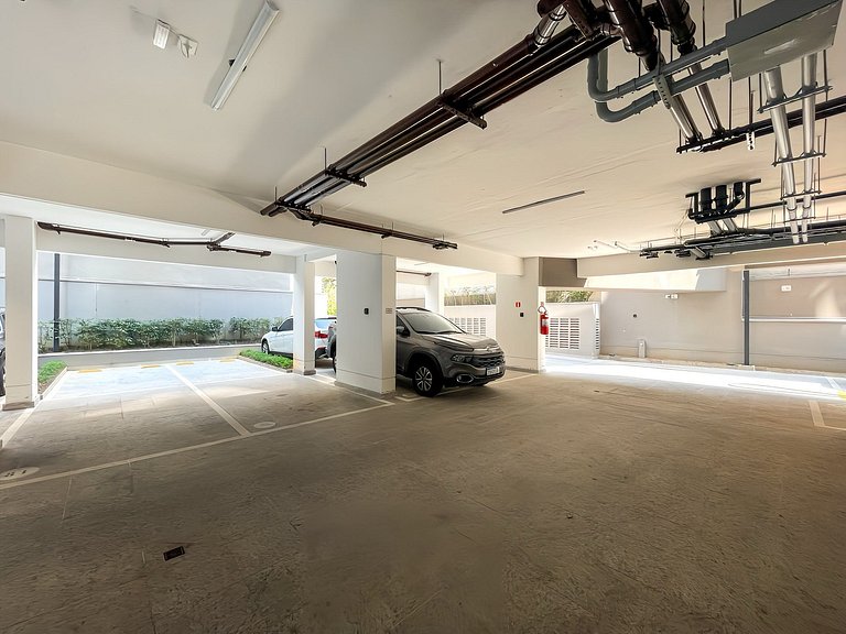 Garagem e piscina nos Jardins Paulistas