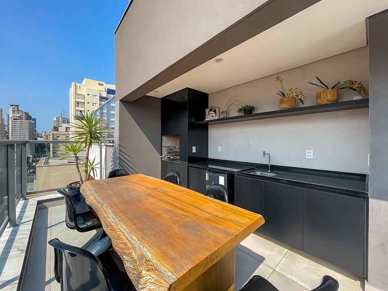 Garagem e piscina nos Jardins Paulistas
