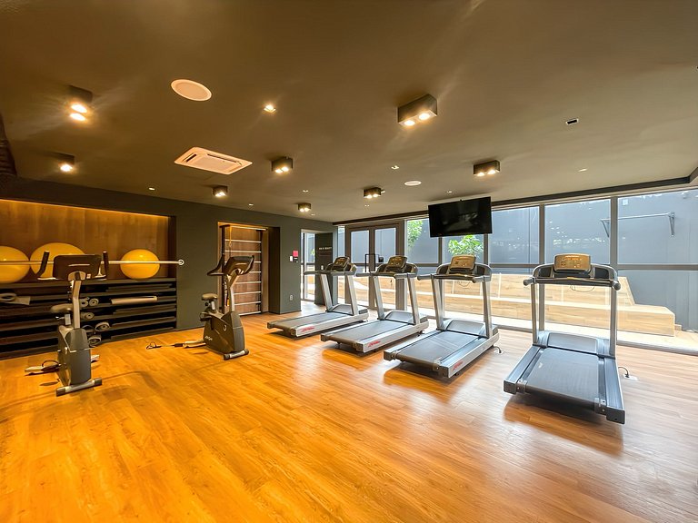 Located near Paulista Avenue, paid parking available