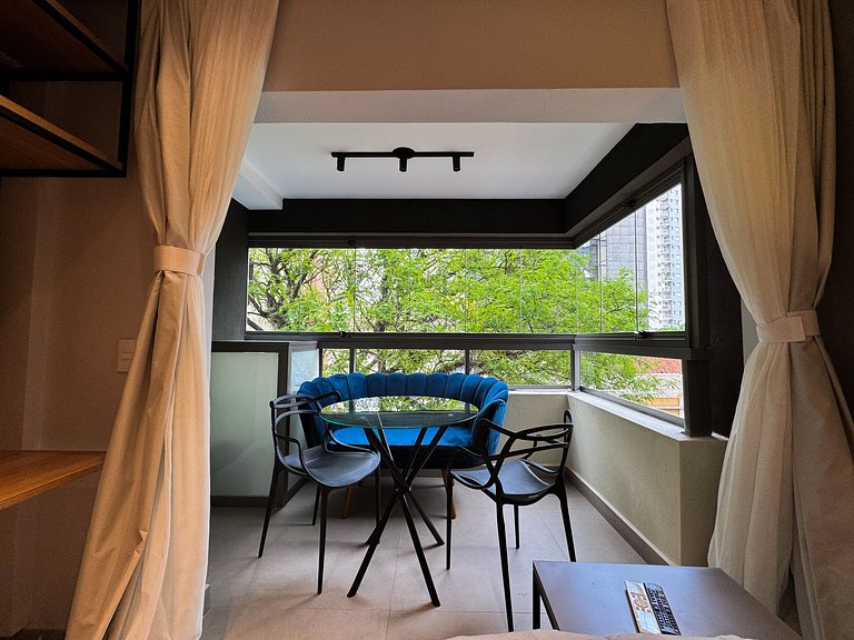 Refúgio moderno com varanda e vista incrível