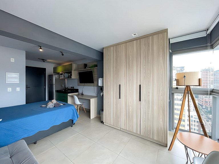 Estudio moderno con espacio de trabajo en Oscar Freire