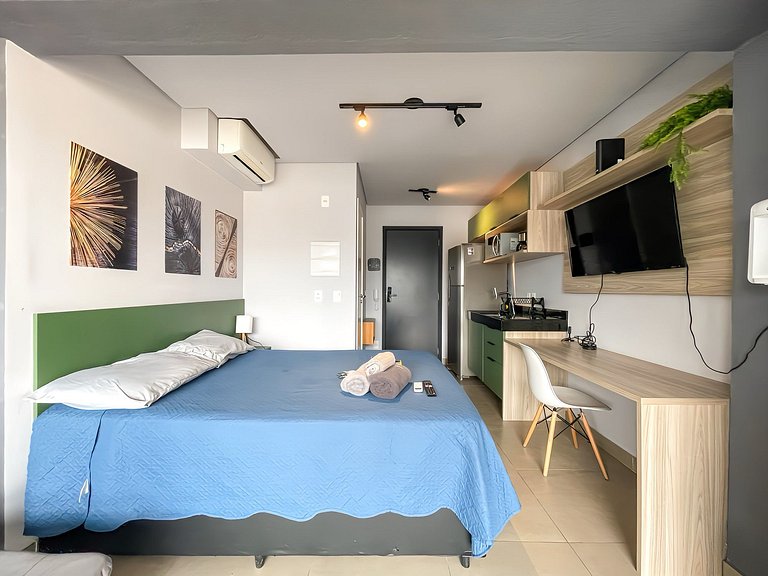 Estudio moderno con espacio de trabajo en Oscar Freire