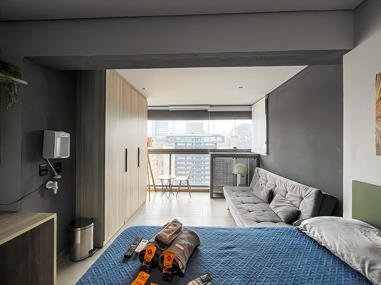 Estudio moderno con espacio de trabajo en Oscar Freire