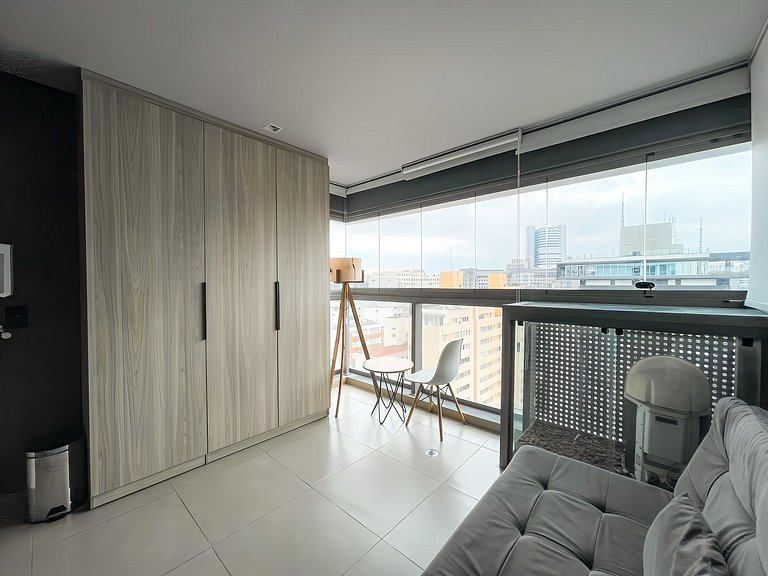 Estudio moderno con espacio de trabajo en Oscar Freire