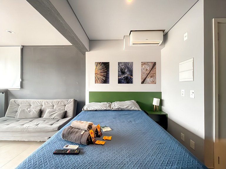 Estudio moderno con espacio de trabajo en Oscar Freire