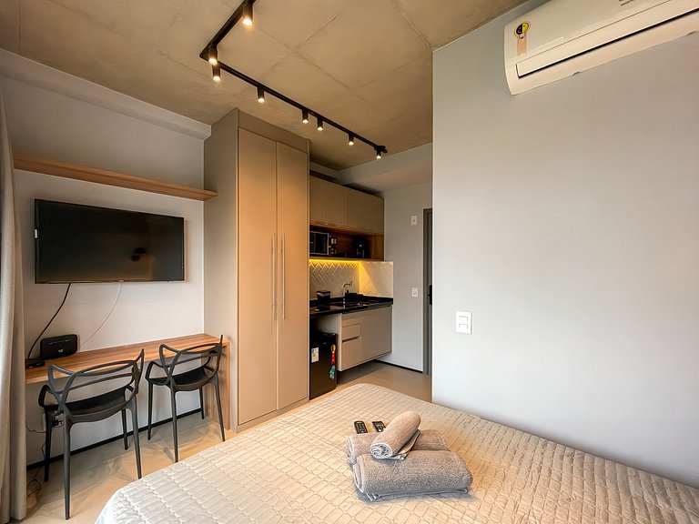 Swimming pool and rooftop in Paraiso, paid parking available