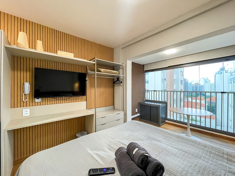 Cozy Apartment with Balcony & Fast Wi-Fi