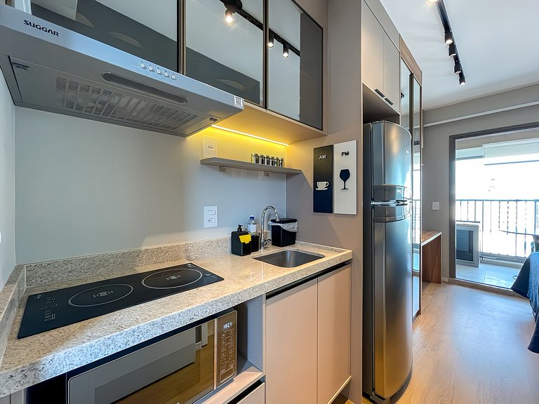 Ambiente moderno e acolhedor com varanda exclusiva