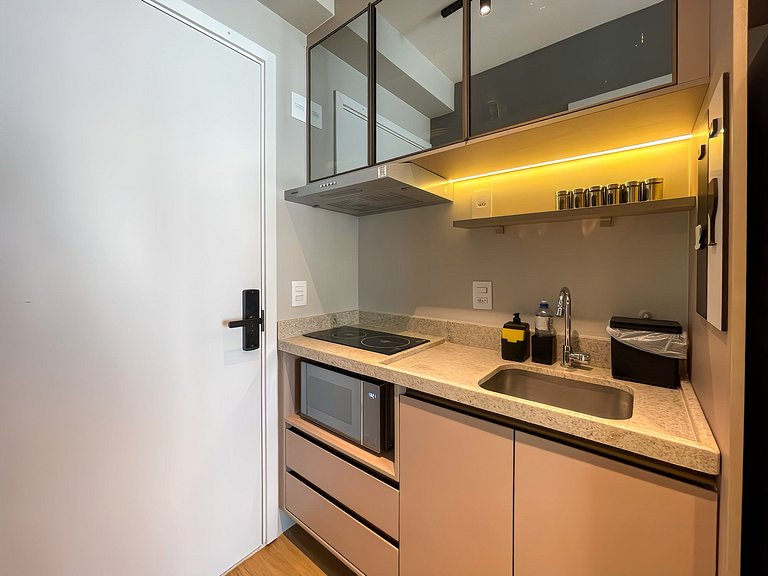 Ambiente moderno e acolhedor com varanda exclusiva