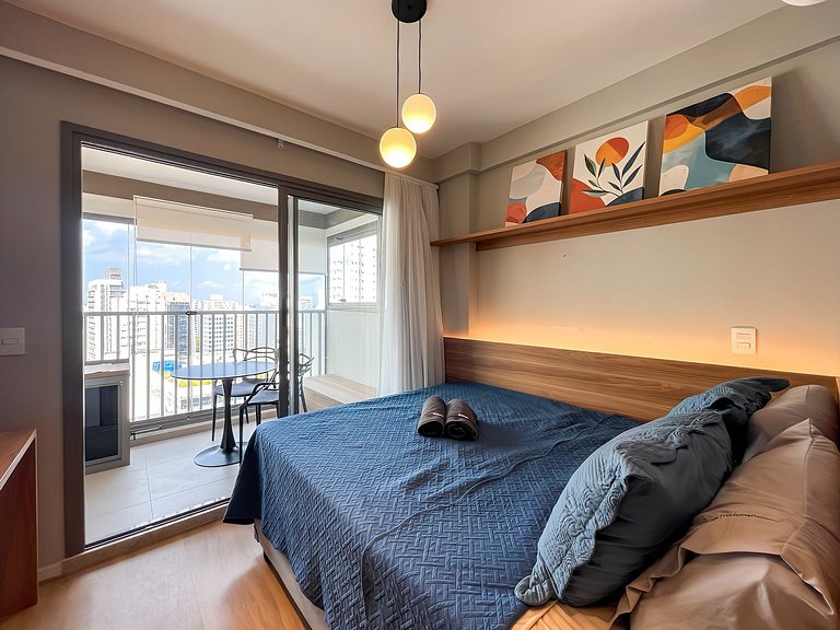 Moderno e aconchegante com varanda privativa