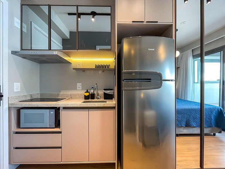 Ambiente moderno e acolhedor com varanda exclusiva