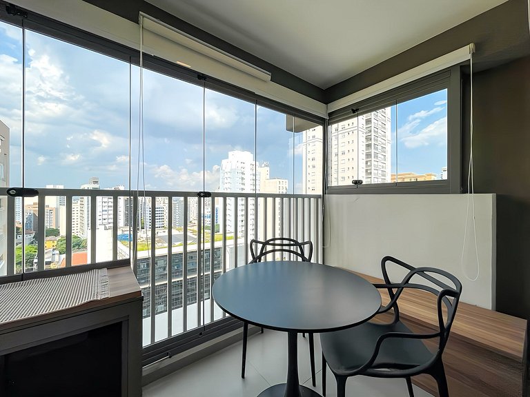 Ambiente moderno e acolhedor com varanda exclusiva