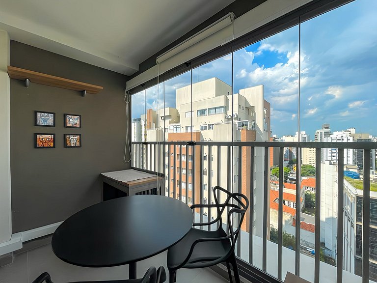 Ambiente moderno e acolhedor com varanda exclusiva