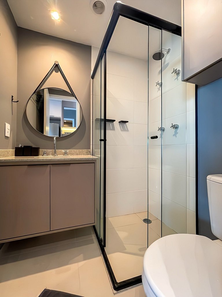 Ambiente moderno e acolhedor com varanda exclusiva