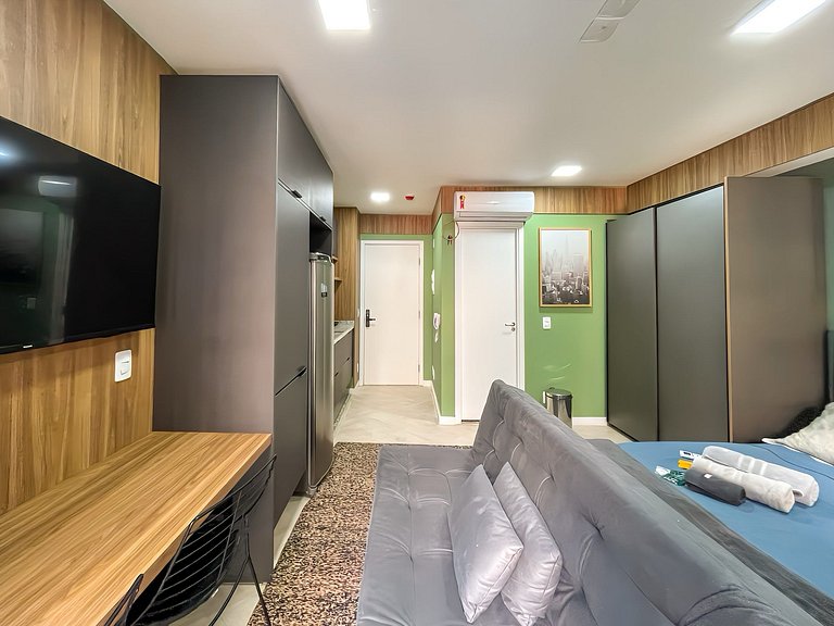 Amplio y bien equipado, junto al metro