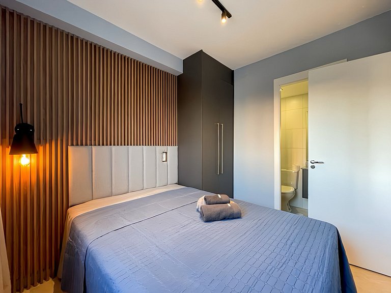 Com piscina e localizado perto da estação Moema do metrô