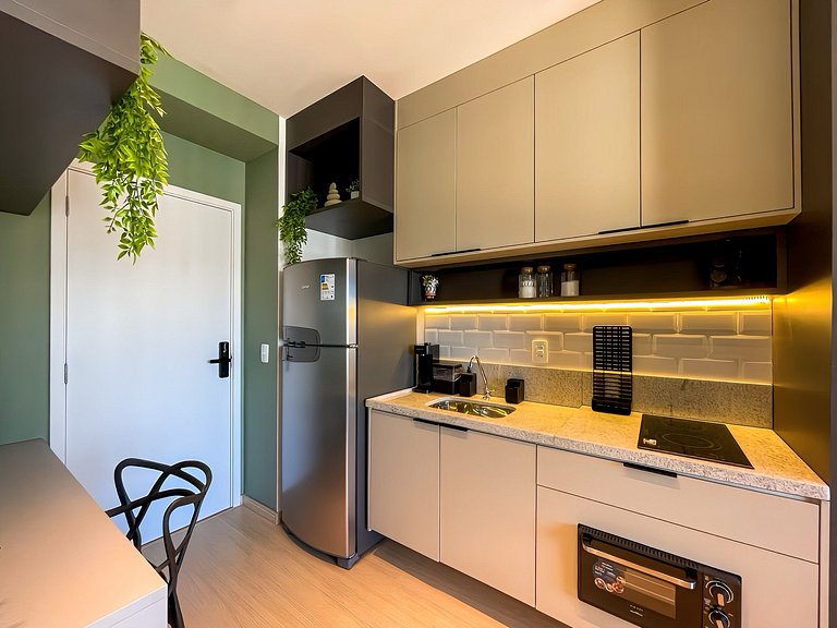 Cuenta con piscina y se encuentra cerca de la estación de me