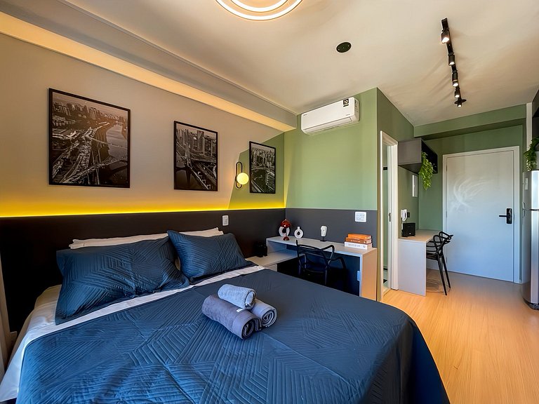 Possui piscina e está situada perto da estação Faria Lima do