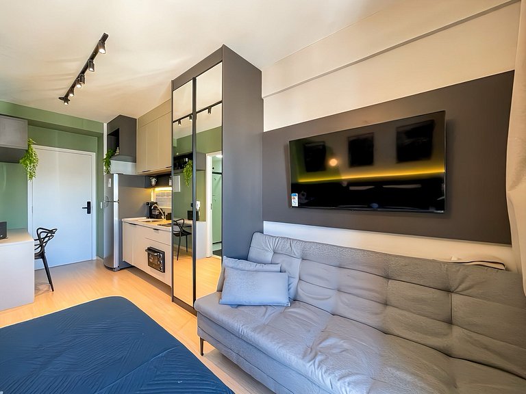 Possui piscina e está situada perto da estação Faria Lima do