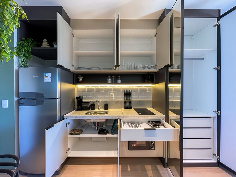 Possui piscina e está situada perto da estação Faria Lima do