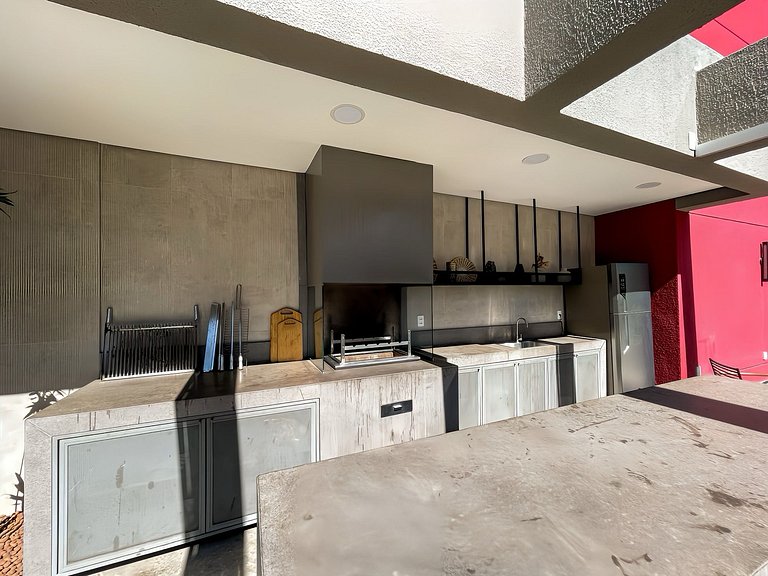 Cuenta con piscina y se encuentra cerca de la estación de me