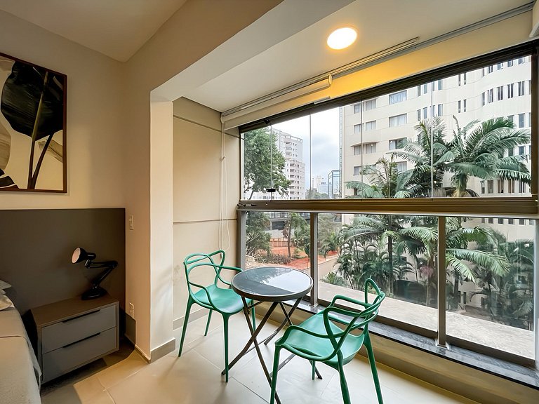 Estacionamiento de pago al lado y acceso fácil a la Avenida