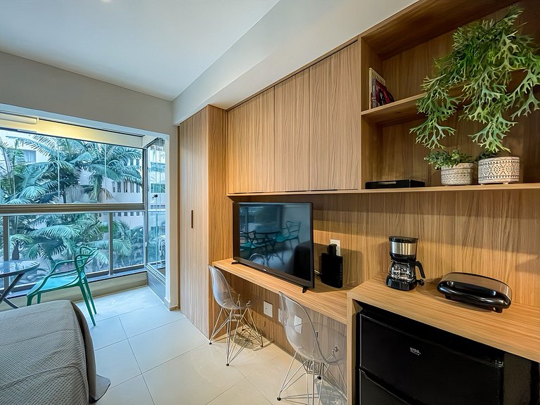 Estacionamiento de pago al lado y acceso fácil a la Avenida