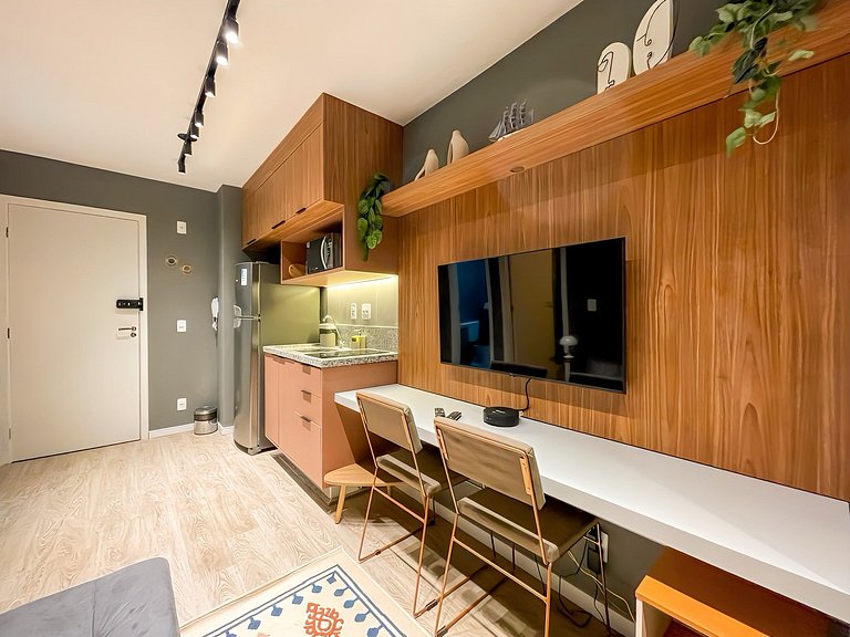 Features a balcony and is conveniently located near the subw