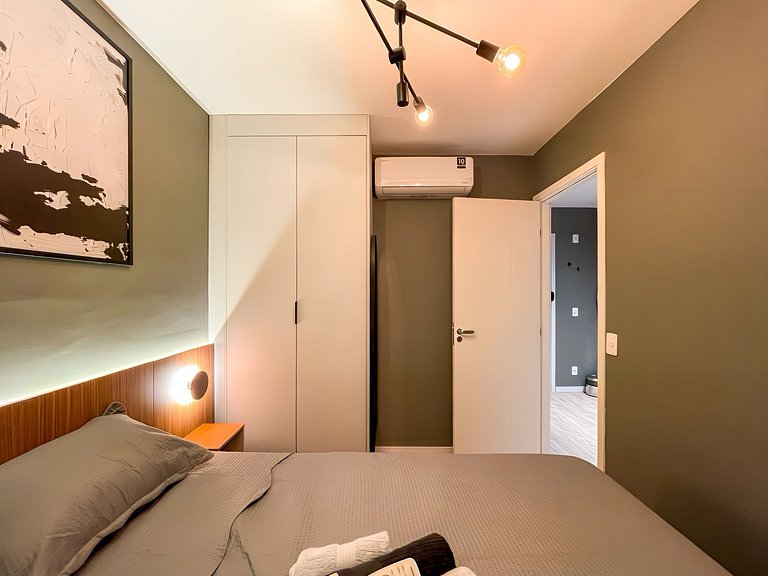 Features a balcony and is conveniently located near the subw