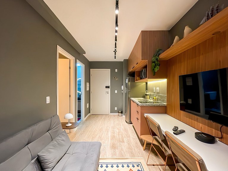 Features a balcony and is conveniently located near the subw