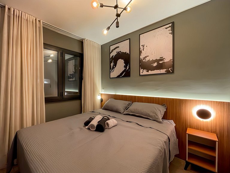 Features a balcony and is conveniently located near the subw