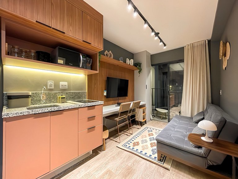 Features a balcony and is conveniently located near the subw