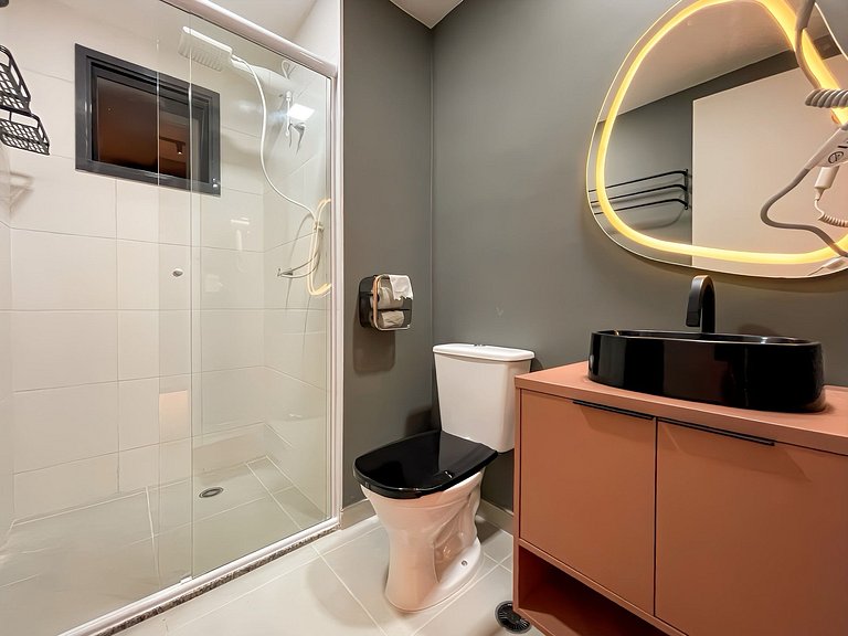 Features a balcony and is conveniently located near the subw