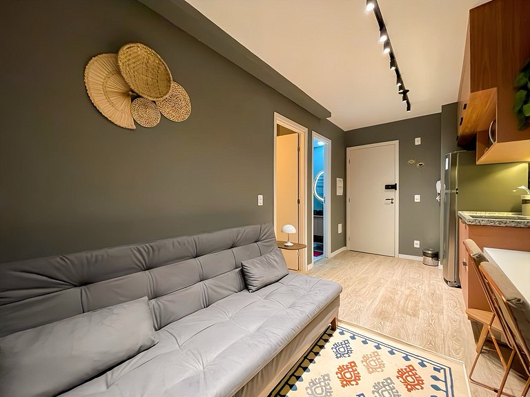 Features a balcony and is conveniently located near the subw