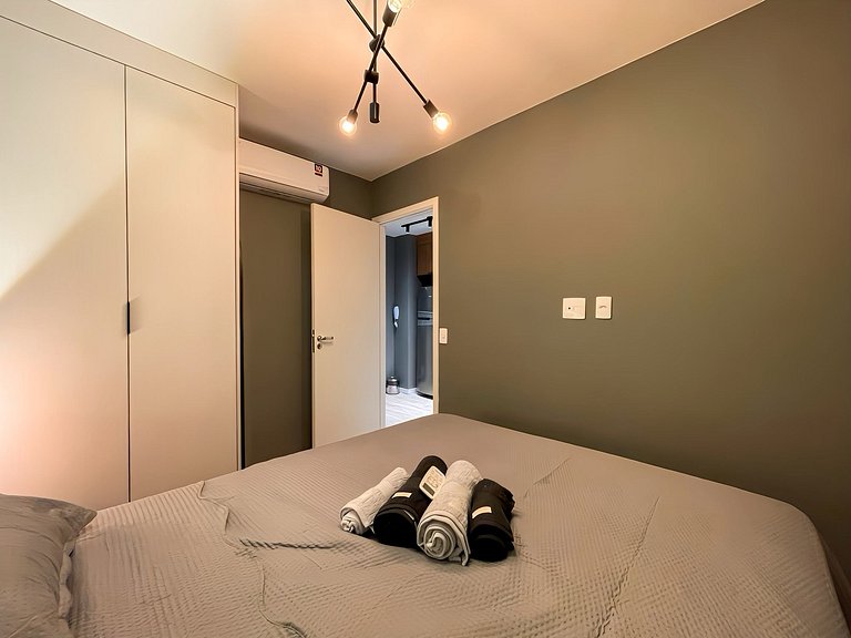 Features a balcony and is conveniently located near the subw