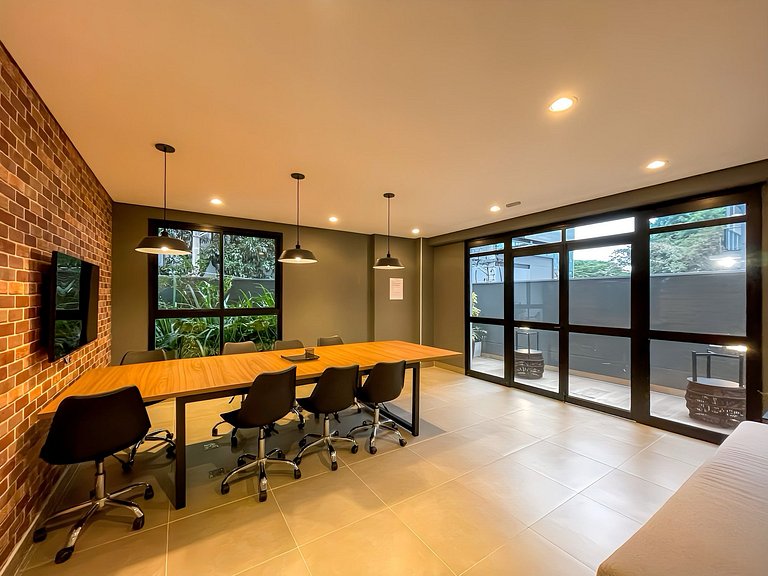 Features a balcony and is conveniently located near the subw