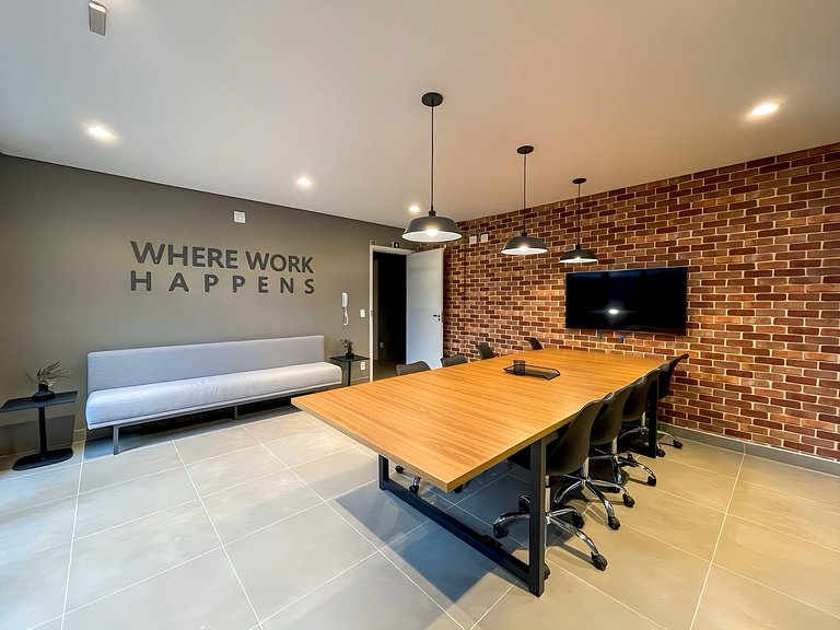 Features a balcony and is conveniently located near the subw