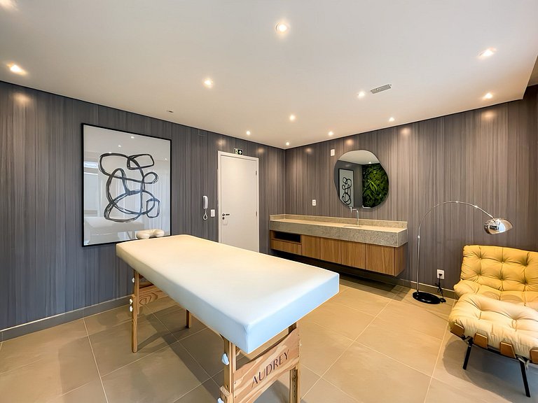 Features a balcony and is conveniently located near the subw