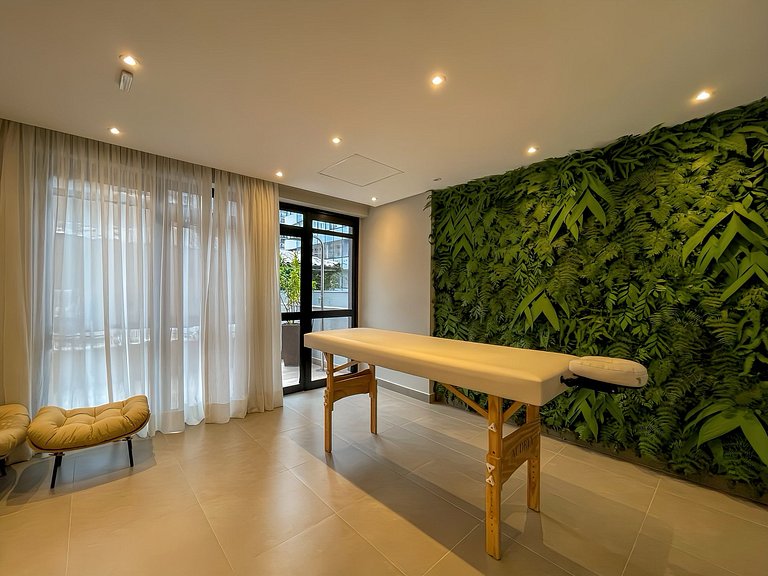 Features a balcony and is conveniently located near the subw