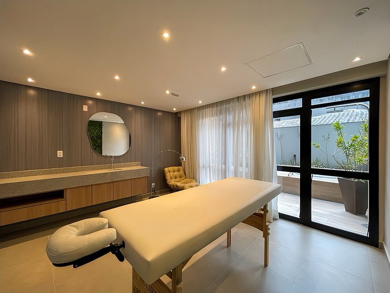 Features a balcony and is conveniently located near the subw