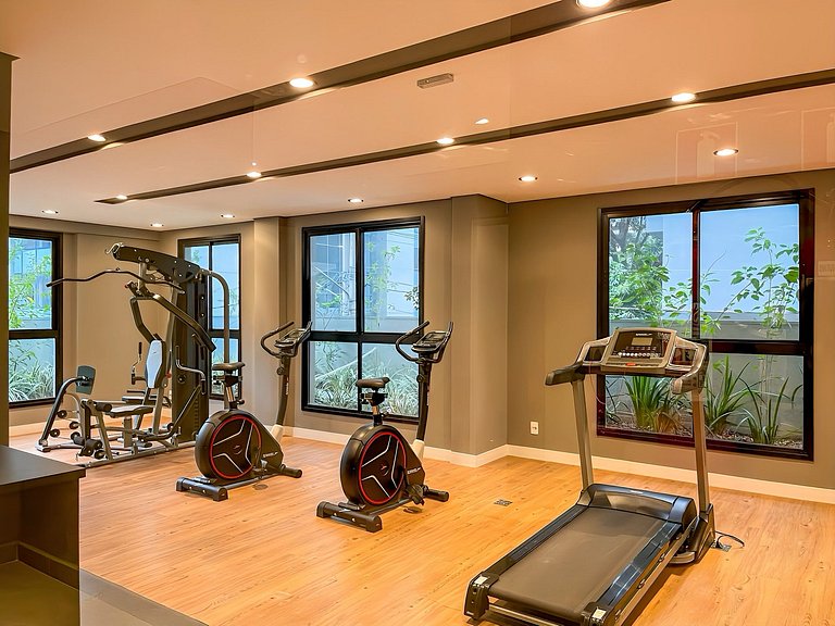 Features a balcony and is conveniently located near the subw