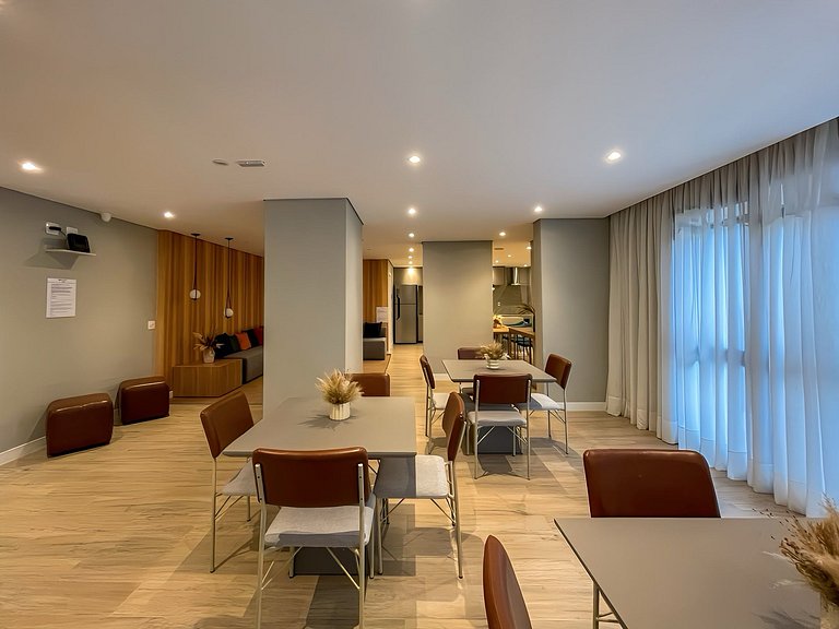 Features a balcony and is conveniently located near the subw