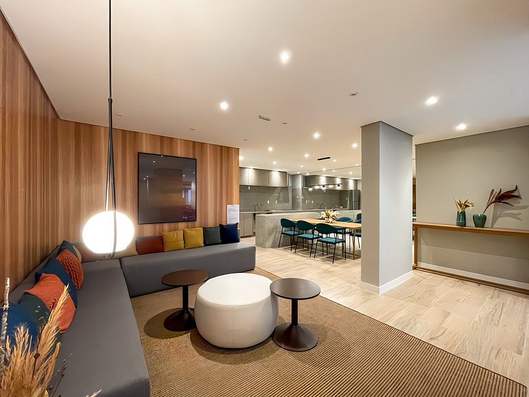 Features a balcony and is conveniently located near the subw