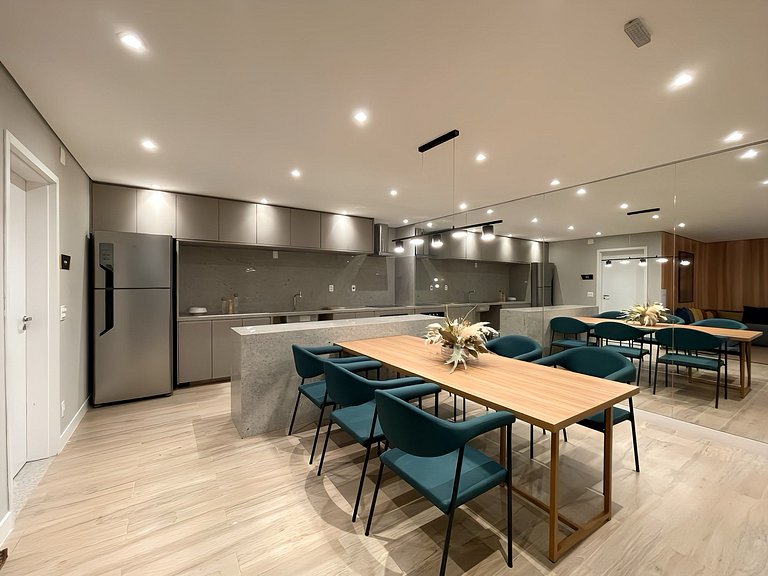 Features a balcony and is conveniently located near the subw