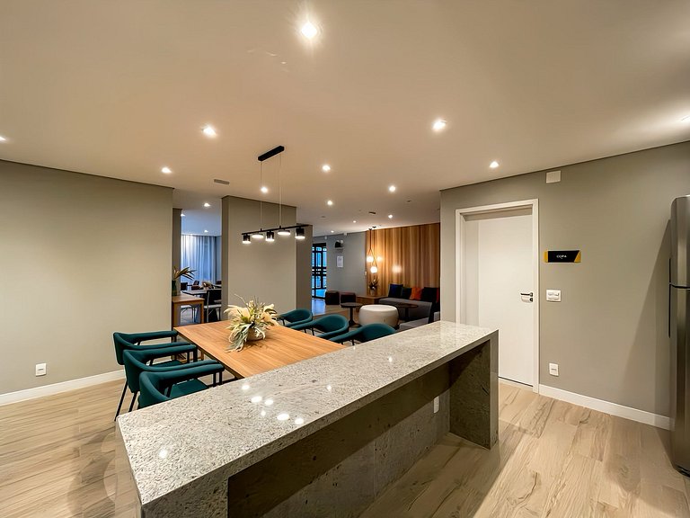 Features a balcony and is conveniently located near the subw