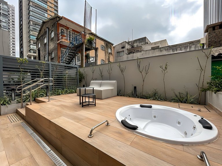 Features a balcony and is conveniently located near the subw