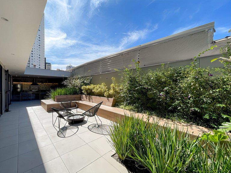 With a swimming pool, located near Moema subway station