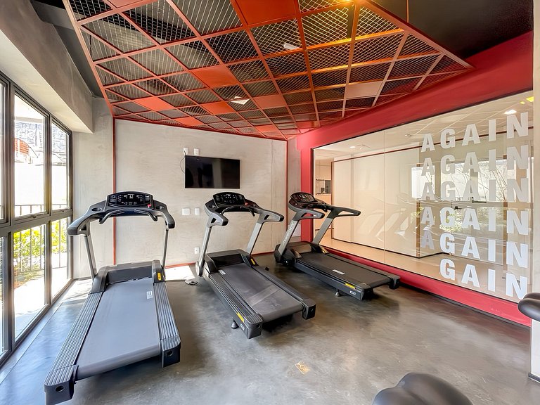 With a swimming pool, located near Moema subway station